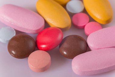 farklı tabletler haplar kapsül yığınları karışık terapi ilaçları