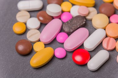 farklı tabletler haplar kapsül yığınları karışık terapi ilaçları