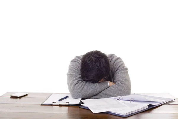 Casual Man Sover Ett Skrivbord Isolerad Vit Bakgrund — Stockfoto