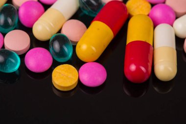 farklı tabletler haplar kapsül yığınları karışık terapi ilaçları