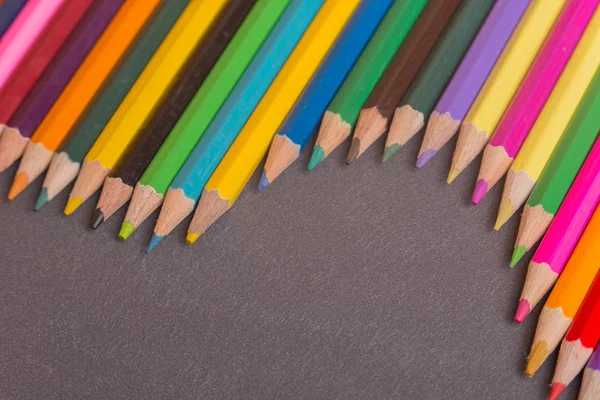 Drewniane Kolorowe Ołówki Ciemnym Tle — Zdjęcie stockowe