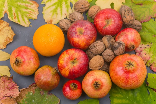 Herbstfrüchte Stillleben Zwischen Blättern Auf Holztisch — Stockfoto