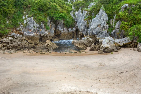 Famosa Playa Gulpiyuri Asturias España —  Fotos de Stock