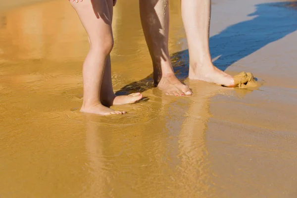 Piernas Playa Madre Hijo Arena Mojada — Foto de Stock