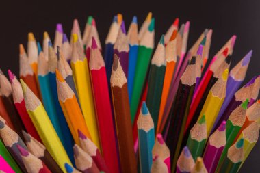 Koyu arkaplanda, ahşap renkli kalemler.