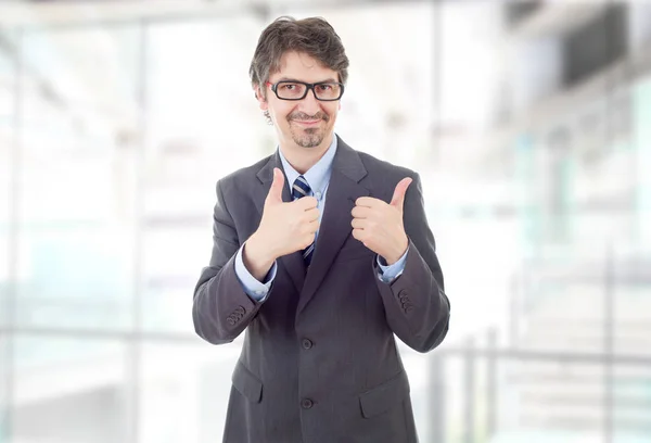若いビジネスマンがオフィスで親指を立て — ストック写真