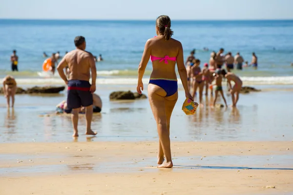 Ludzie Słynnej Plaży Miejscowości Olhos Agua Albufeira Plaża Jest Częścią — Zdjęcie stockowe