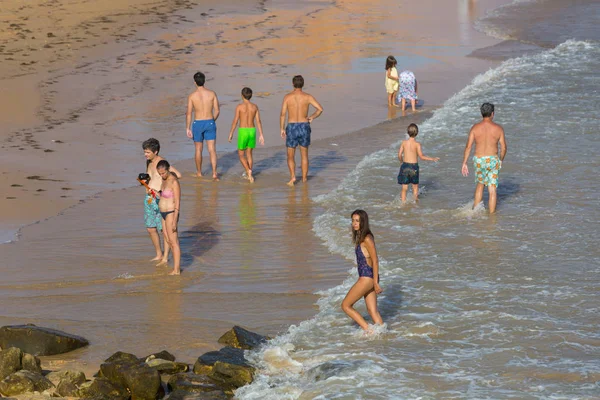 Ludzie Słynnej Plaży Miejscowości Olhos Agua Albufeira Plaża Jest Częścią — Zdjęcie stockowe