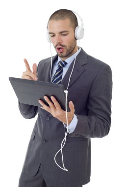 Bir tabletle çalışan genç işadamı, izole edilmiş.