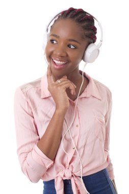 Güzel, genç bir afro kadın müzik dinliyor.