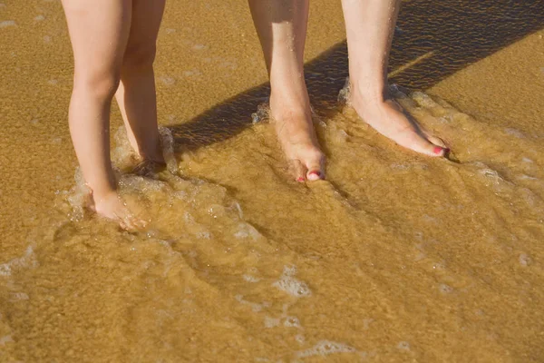 Gambe Sulla Spiaggia Madre Bambino Sulla Sabbia Bagnata — Foto Stock