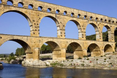 Ünlü antik eski çift kemer Pont du Gard, Nimes, Fransa Roma su kemeri, yakın kişi