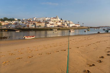 Ferragudo balıkçı köyü Algarve, Portekiz içinde ısmarlayarak