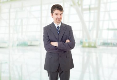 Ofisteki genç iş adamı portresi.