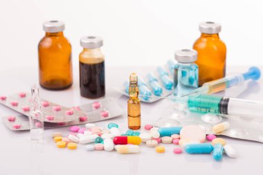 farklı tabletler haplar kapsül yığınları karışık terapi ilaçları