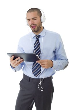 Bir tabletle çalışan genç işadamı, izole edilmiş.