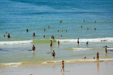 İnsanlar, ünlü plajı, Olhos de Agua Albufeira. Bu plaj Algarve bölgesinin ünlü turistik bir parçasıdır.