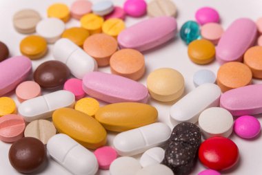 farklı tabletler haplar kapsül yığınları karışık terapi ilaçları