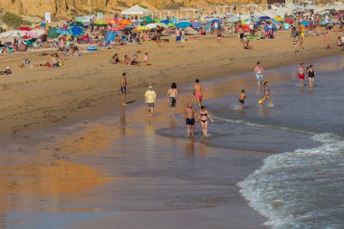 İnsanlar, ünlü plajı, Olhos de Agua Albufeira. Bu plaj Algarve bölgesinin ünlü turistik bir parçasıdır.