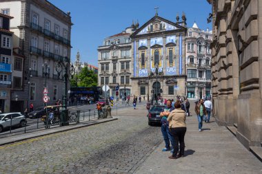 Cadde görünümü Porto Portekiz. Sao Bento Tren İstasyonu, Porto Portekiz ikinci büyük kenti Lizbon sonra olduğunu..