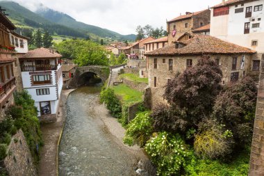 Potes, İspanya: Nehir ve geleneksel evleri eski İspanyol şehir. İspanya, Cantabria.