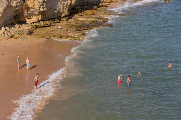 Olhos 著名的海滩上的人们 这个海滩是阿尔加维著名旅游区的一部分 — 图库照片