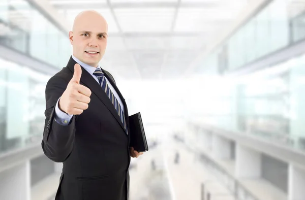 Orgulloso Hombre Negocios Con Una Tableta Pulgar Hacia Arriba Oficina —  Fotos de Stock