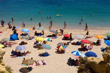 Sao Rafael, Algarve, Portekiz güzel plaj kalabalık