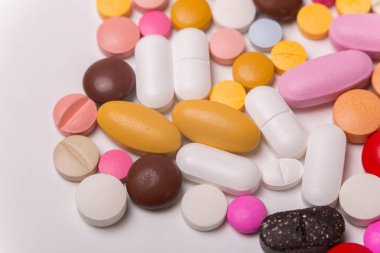 farklı tabletler haplar kapsül yığınları karışık terapi ilaçları