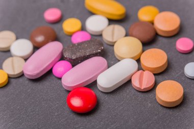 farklı tabletler haplar kapsül yığınları karışık terapi ilaçları