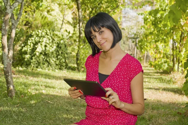 Casual Woman Working Tablet Outdoor — Stock Photo, Image
