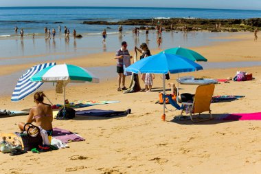 İnsanlar, ünlü plajı, Olhos de Agua Albufeira. Bu plaj Algarve bölgesinin ünlü turistik bir parçasıdır.