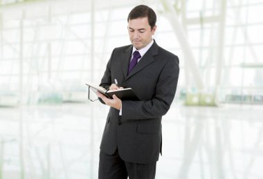 ofiste bir kitapla dalgın işadamı