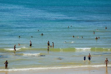 İnsanlar, ünlü plajı, Olhos de Agua Albufeira. Bu plaj Algarve bölgesinin ünlü turistik bir parçasıdır.