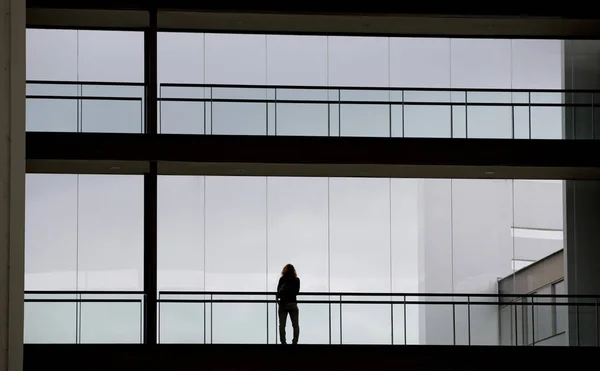 Silhouettenaufnahme Einer Jungen Geschäftsfrau Einem Modernen Bürogebäude Mit Panoramafenstern — Stockfoto