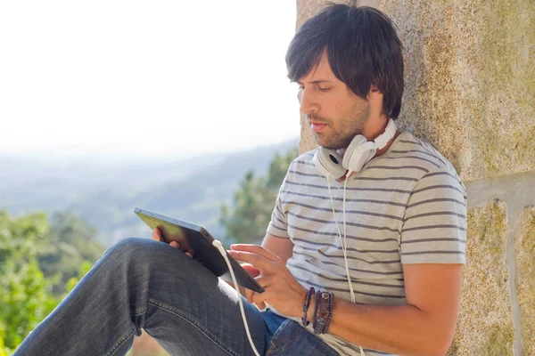 Giovane Che Lavora Con Tablet Ascoltando Musica Con Cuffie All — Foto Stock