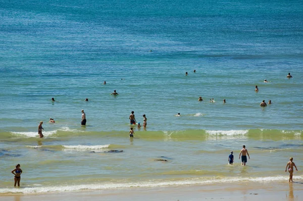 Olhos 著名的海滩上的人们 这个海滩是阿尔加维著名旅游区的一部分 — 图库照片