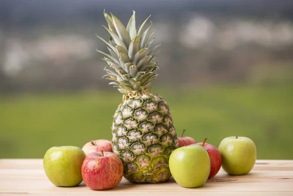 Ananas Jabłko Stół Drewna Odkryty — Zdjęcie stockowe