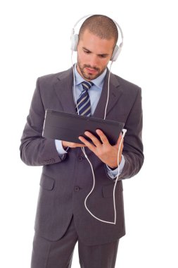 Bir tabletle çalışan genç işadamı, izole edilmiş.