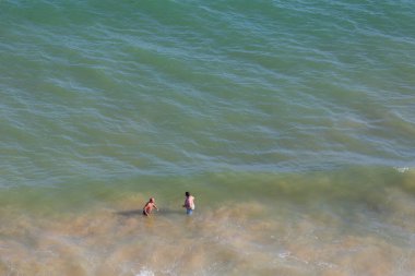 Ünlü plaj Praia da Albufeira Felesia insanlar. Bu plaj Algarve bölgesinin ünlü turistik bir parçasıdır.