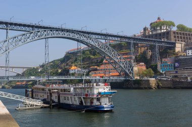 Büyük tekne Douro nehir kıyısında Dom Luis yakınındaki Ribeira, ben köprü, Porto, Portekiz.