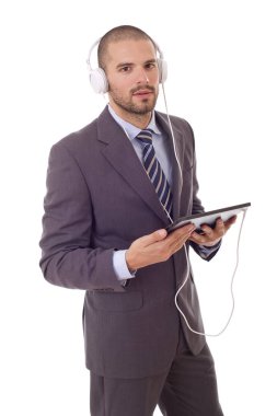 Bir tabletle çalışan genç işadamı, izole edilmiş.