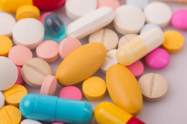 farklı tabletler haplar kapsül yığınları karışık terapi ilaçları