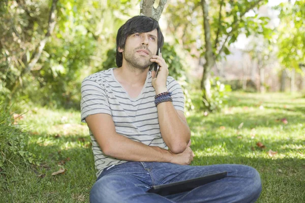 Jong Casual Man Aan Telefoon Buiten — Stockfoto