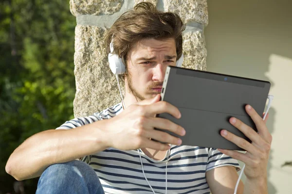 Junger Mann Hört Musik Mit Kopfhörern Freien — Stockfoto