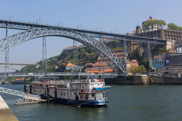 Big Boat Ribeira Douro River Bank Dom Luis Bridge Porto — Stock Photo, Image