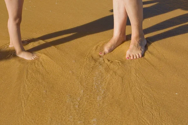 海滩上的腿 湿沙滩上的母亲和孩子 — 图库照片