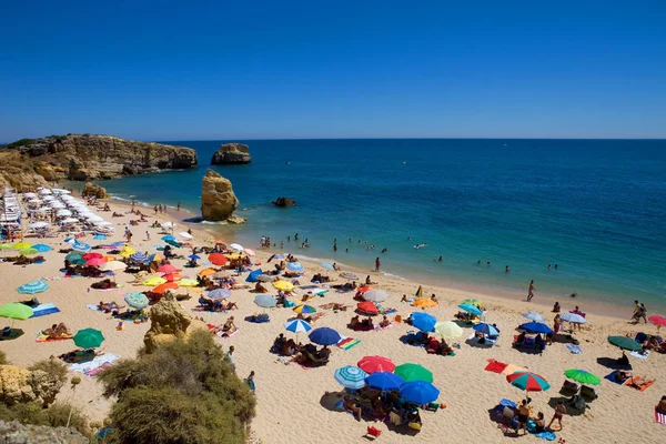 ポルトガル アルガルヴェで ラファエルの美しいビーチの混雑 — ストック写真
