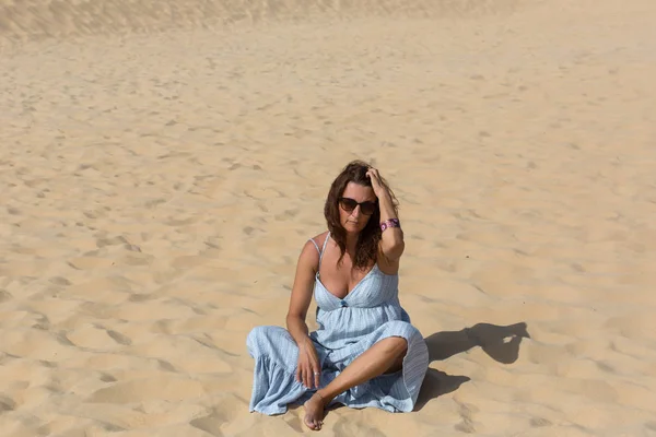 プライア Bordeira アルガルヴェ ポルトガルの南部の砂丘での女性 — ストック写真
