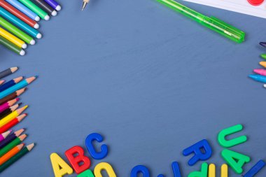 Mavi ahşap arka planda okul konseptine dönelim.